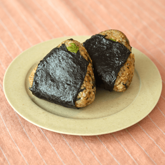 ほぐし焼きさばと煎りごまの大葉香るおにぎり
