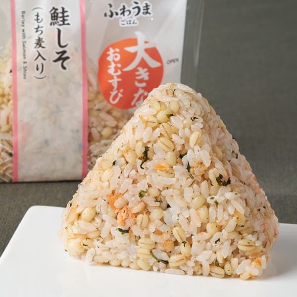【関東の一部】大きなおむすび　もち麦　鮭しそ