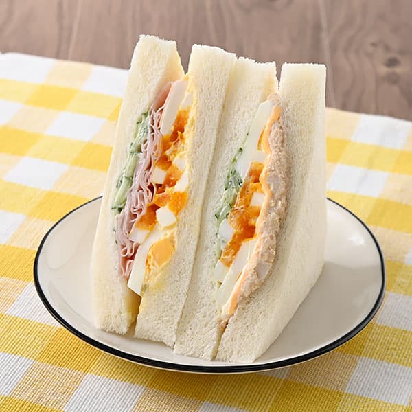 大きなサンドイッチ　人気具材の彩りミックス